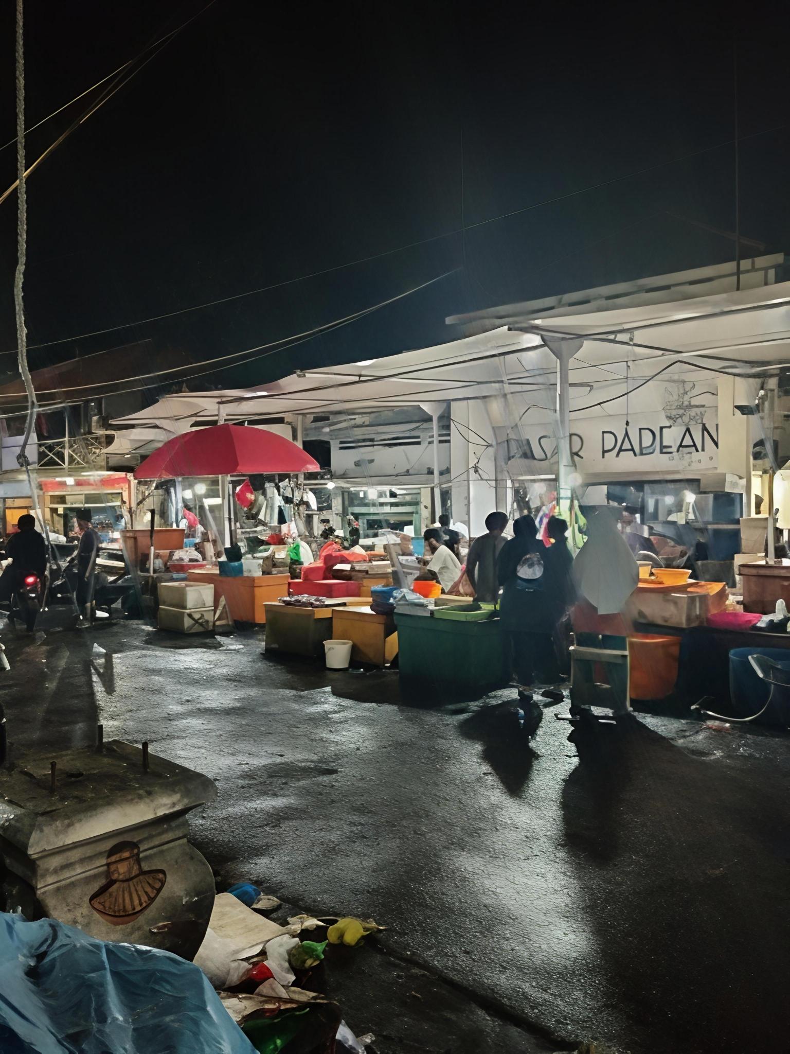 Pasar Ikan konsumsi Pabean Surabaya Di menit akhir pengunjung masih saja ada